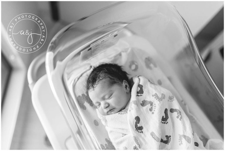 baby-black-white-hospital-session